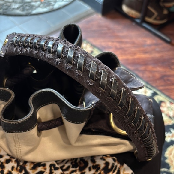 Kenneth Cole Reaction Black and Cream lea Shoulder Bag with Drawstring Design - Picture 8 of 8